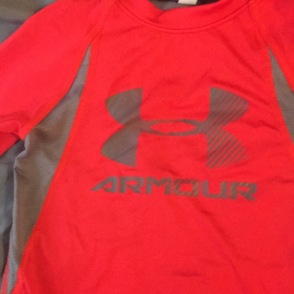 Boys under armor shirt - Picture 2 of 3